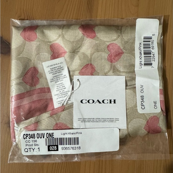 🥰 Coach Signature Heart Print Silk Bandana - Picture 6 of 9